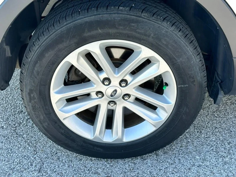 Certified Used 2017 White Platinum Tri-Coat Metallic Ford XLT FWD image 7