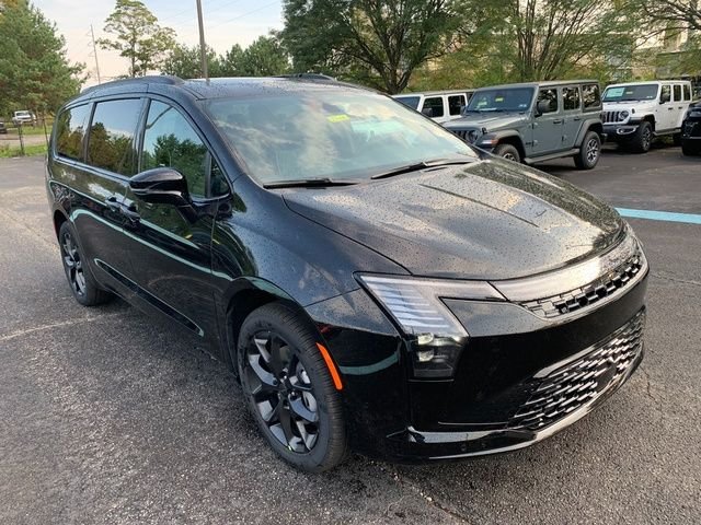 New 2027 Diamond Black Crystal Pearl-Coat Exterior Paint Chrysler Limited image 7