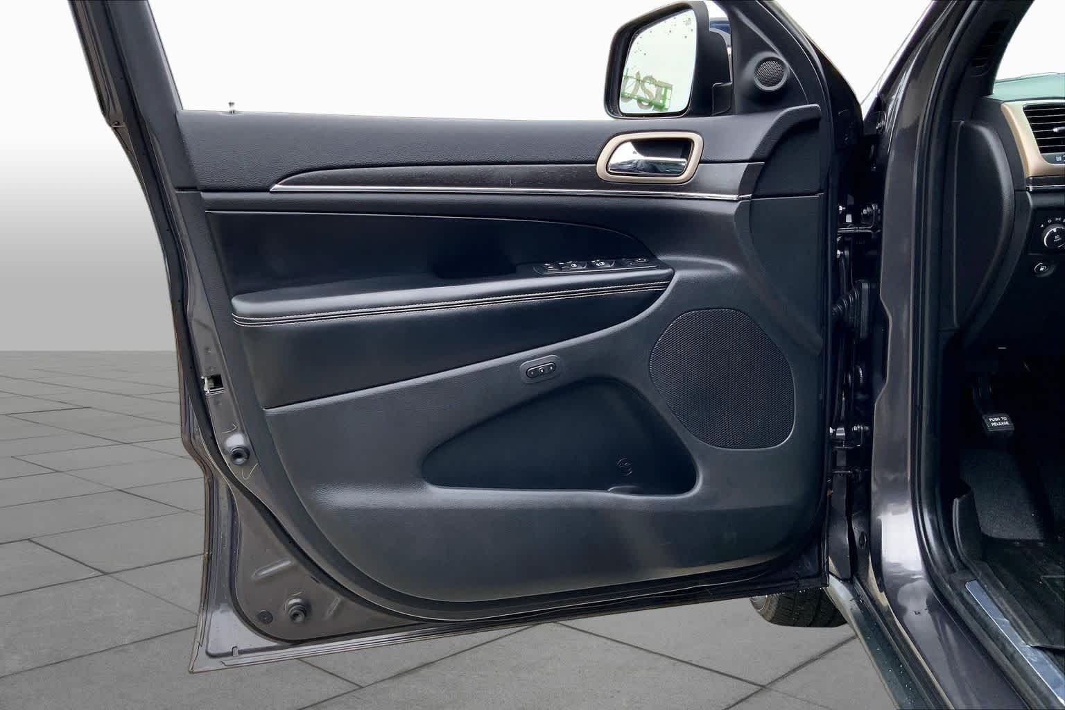 Used 2016 Granite Crystal Metallic Clearcoat Jeep Limited image 22