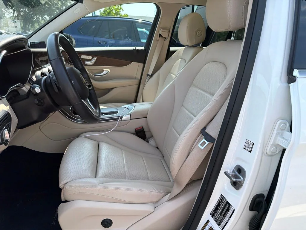 Used 2022 White Mercedes-Benz GLC 300 image 4