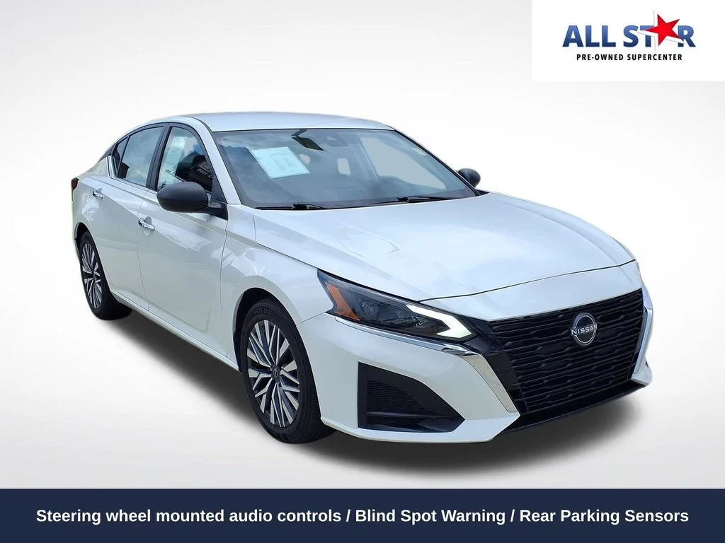 Used 2025 White Nissan 2.5 SV image 1
