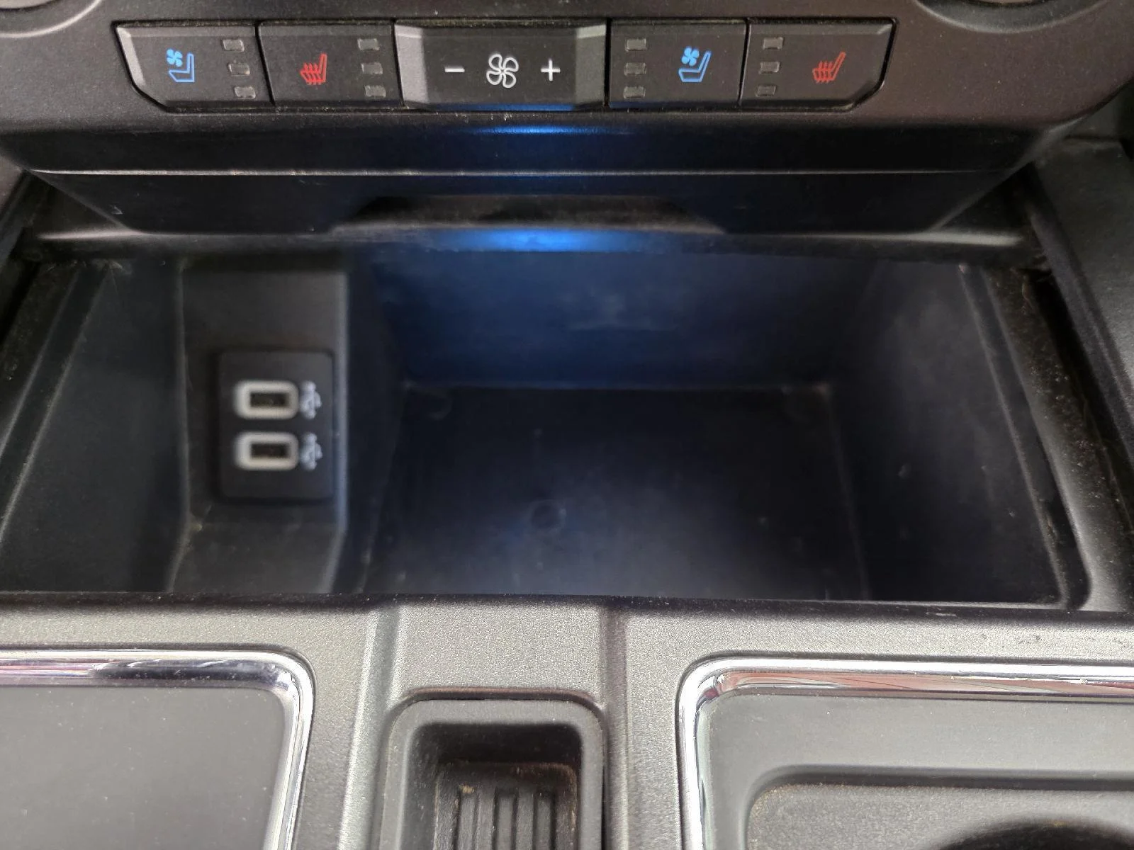 Used 2019 White Platinum Metallic Tri-Coat Ford Platinum image 36