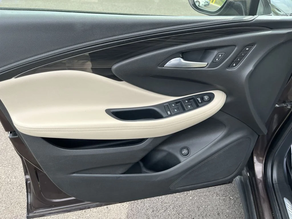 Used 2020 Brown Buick Essence image 13