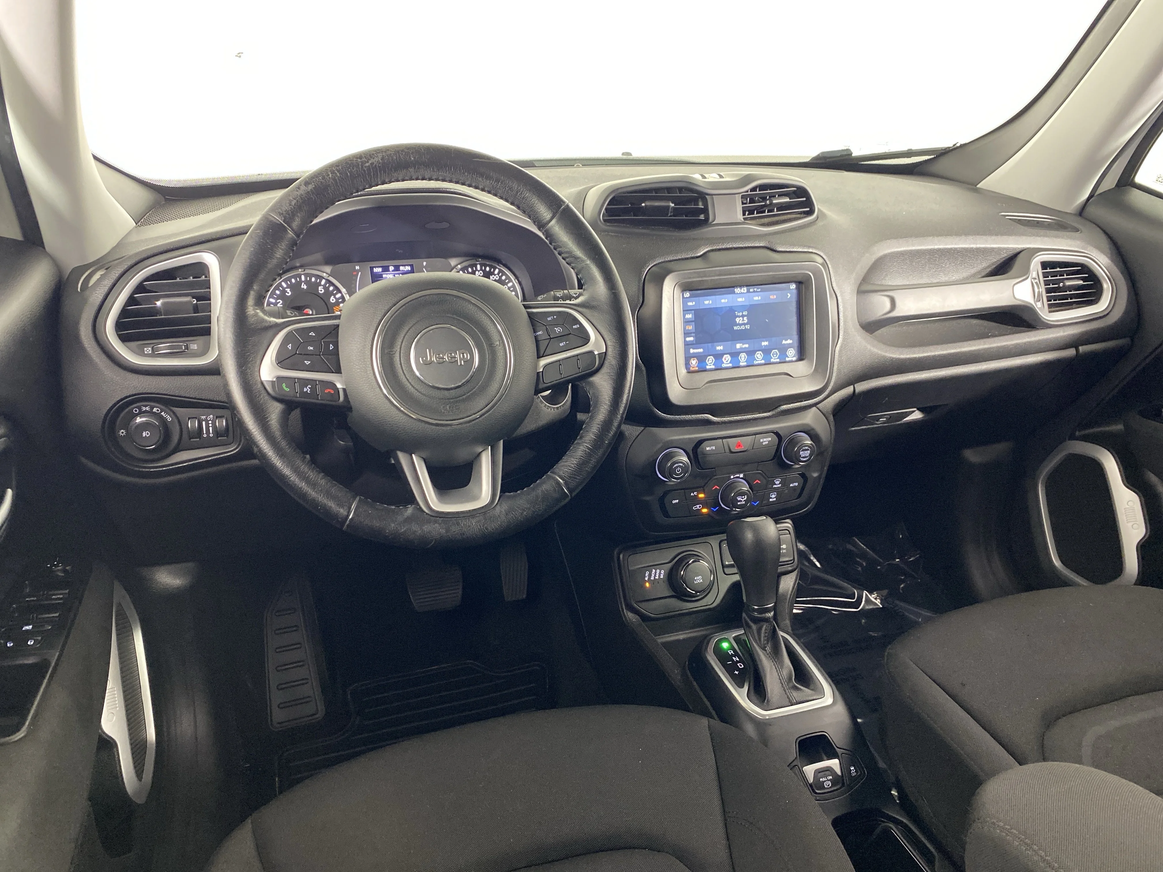 Used 2020 Alpine White Clearcoat Jeep Latitude image 19