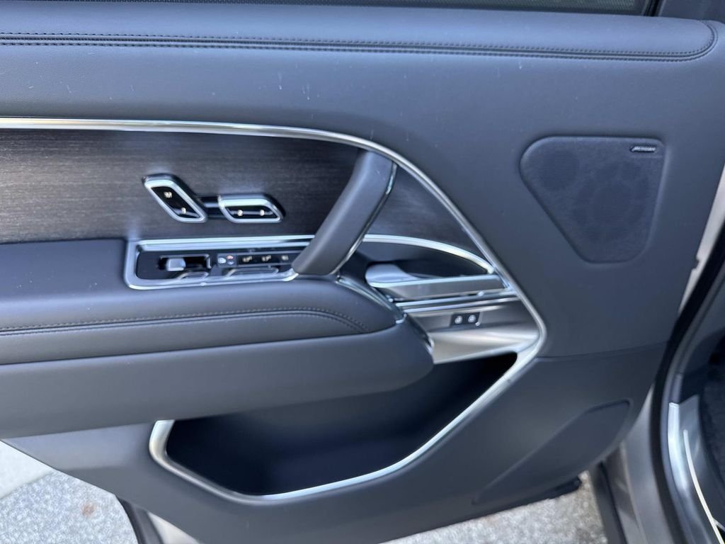 New 2026 Flux Silver Ultra Mettalic Gloss Land Rover SE image 13