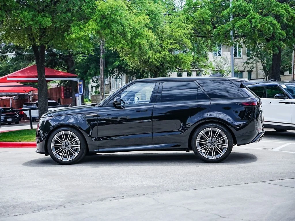 New 2026 Santorini Black Land Rover Dynamic SE image 3