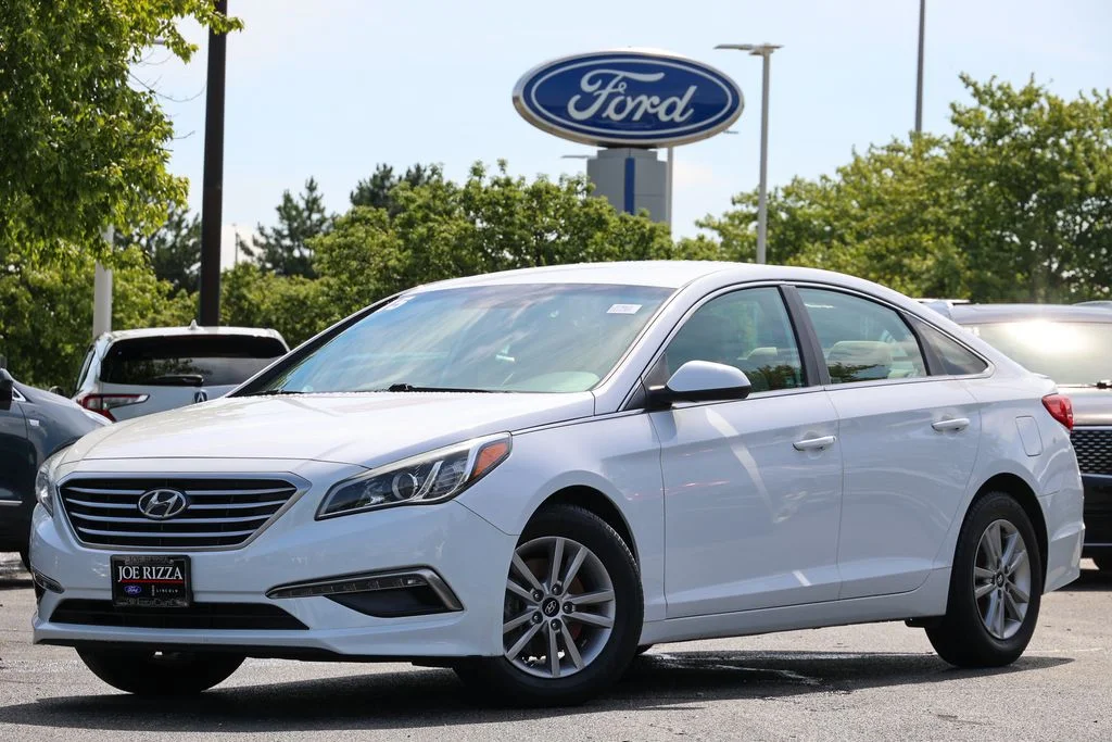 Used 2015 White Hyundai SE image 2
