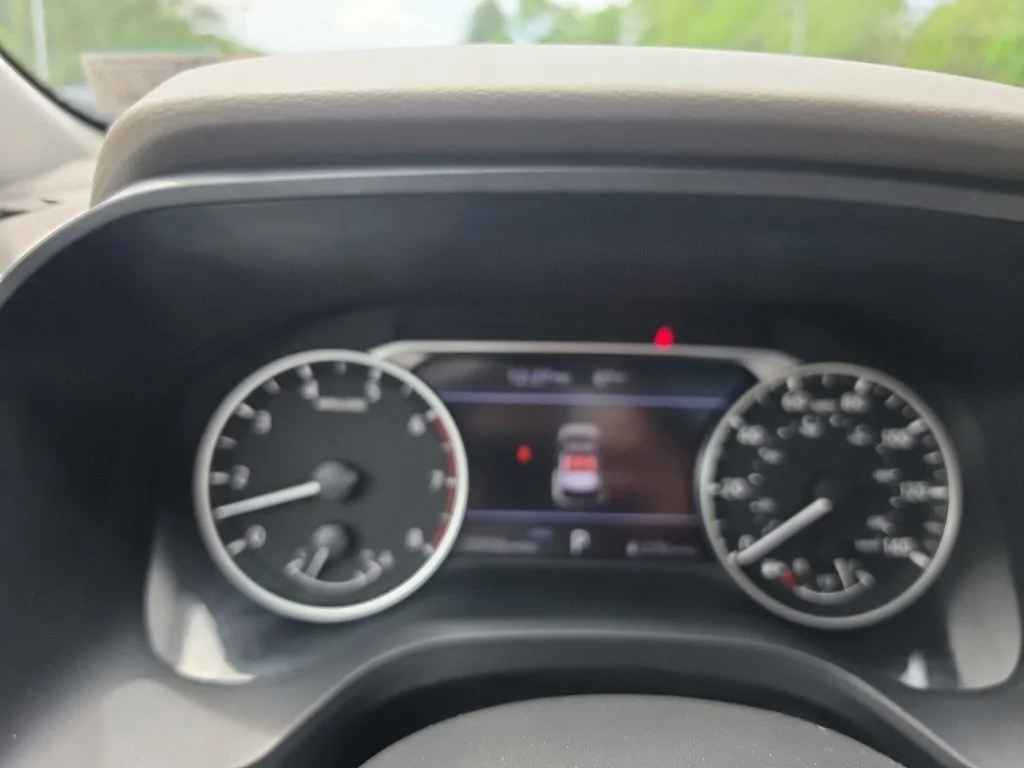 Used 2023 Red Nissan SL image 18