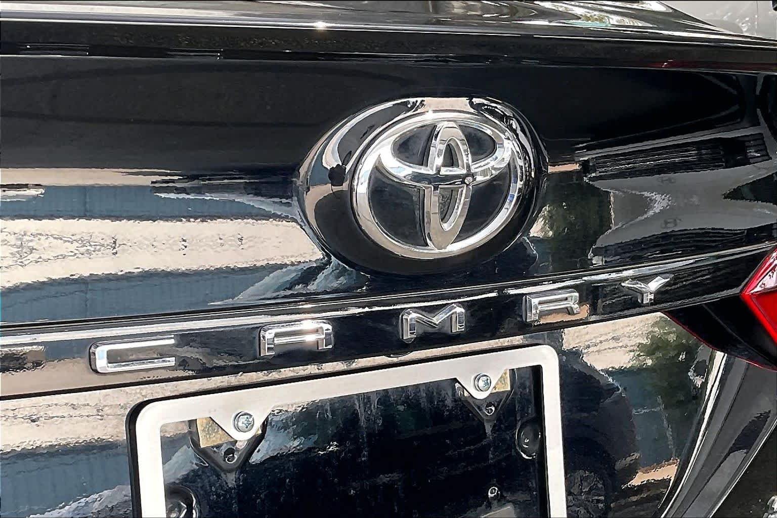 Used 2022 Midnight Black Metallic Toyota SE image 10