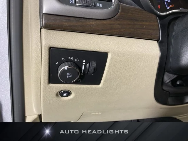 Used 2018 Silver Jeep Laredo E image 24