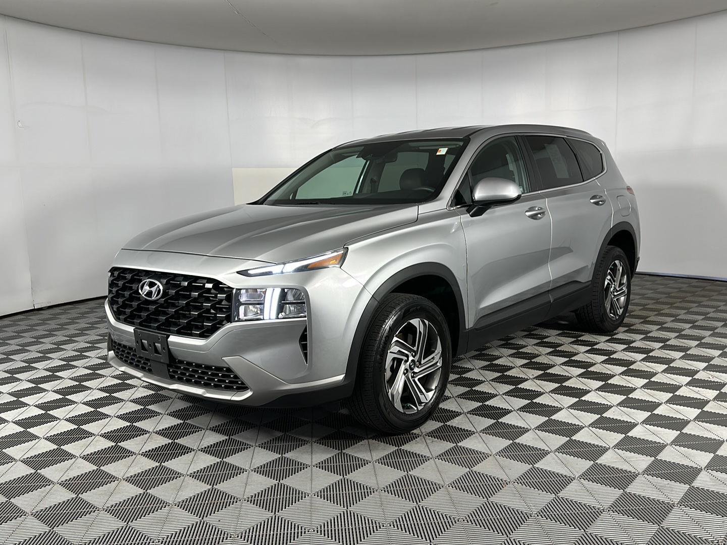 Used 2021 Shimmering Silver Hyundai SE image 3
