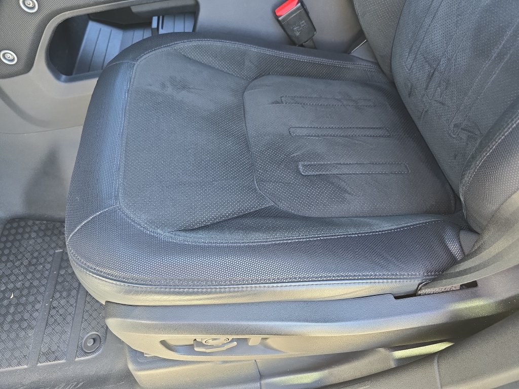 Used 2022 Yulong White Metallic Land Rover V8 image 33