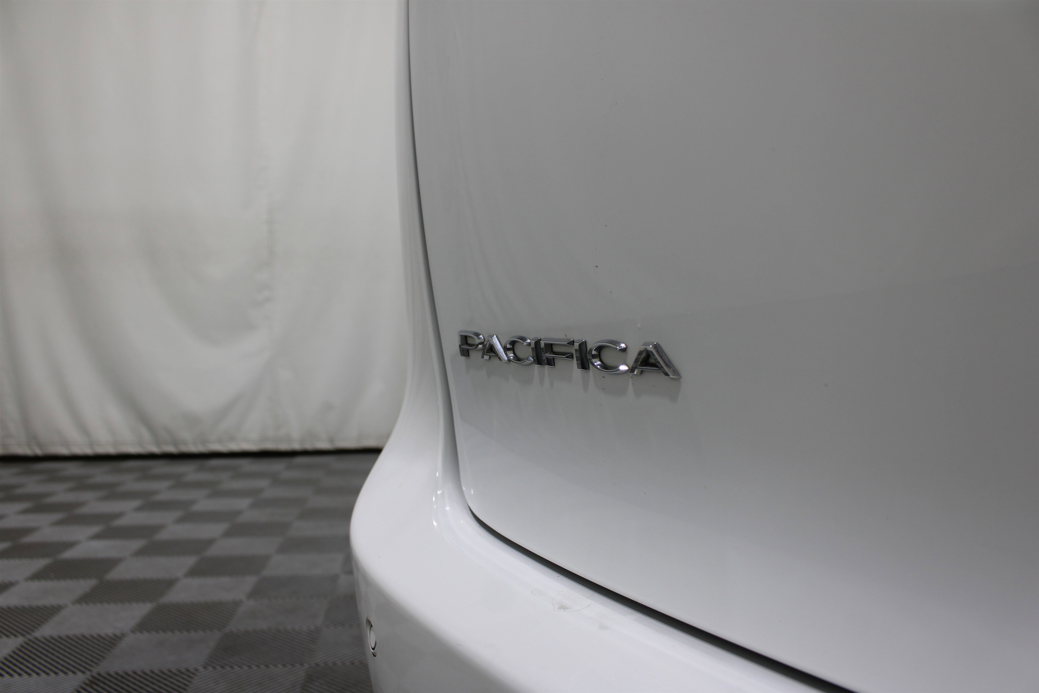 Used 2023 Bright White Clearcoat Chrysler Limited image 30