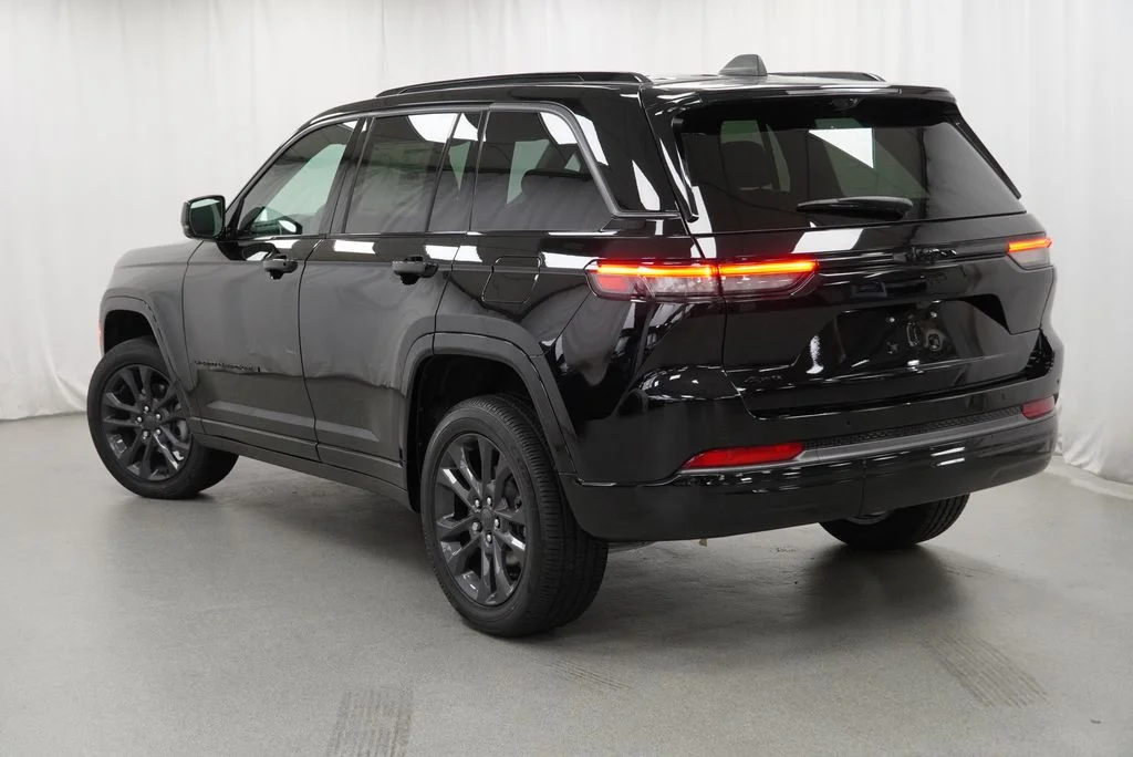 New 2026 Diamond Black Crystal Pearl-Coat Exterior Paint Jeep Limited Reserve image 16