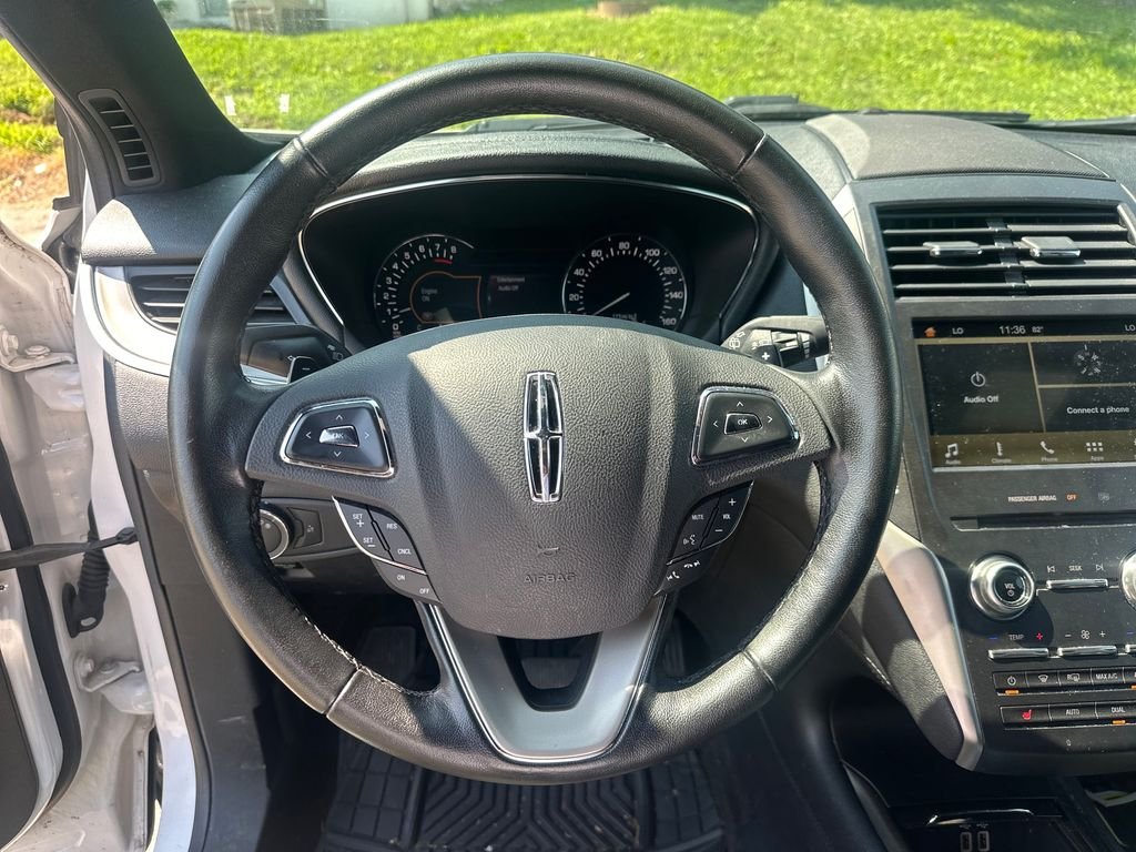 Used 2016 White Lincoln Premiere image 14