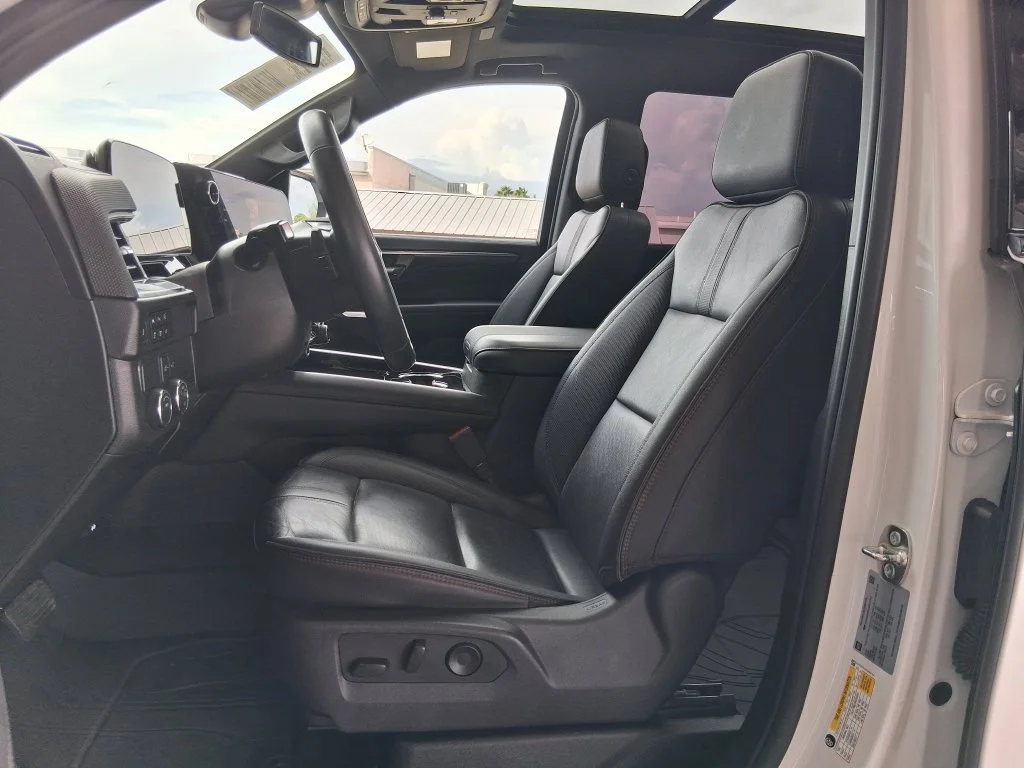 Used 2025 Iridescent Pearl Tricoat Chevrolet RST image 21