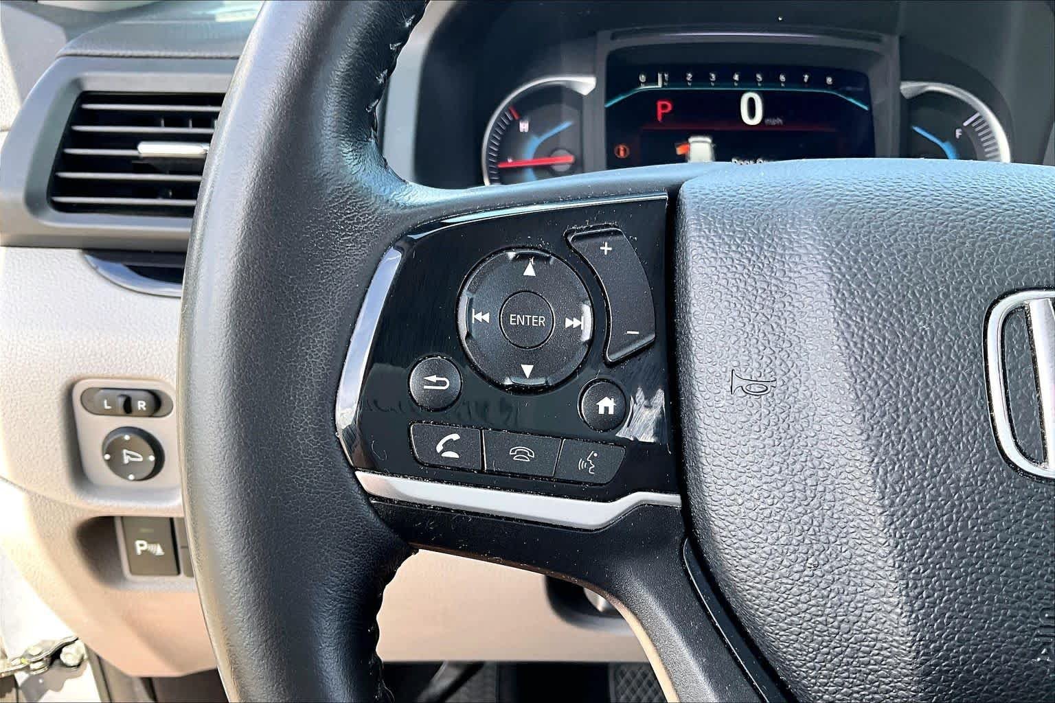 Used 2019 Lunar Silver Metallic Honda Touring 8-Passenger image 22