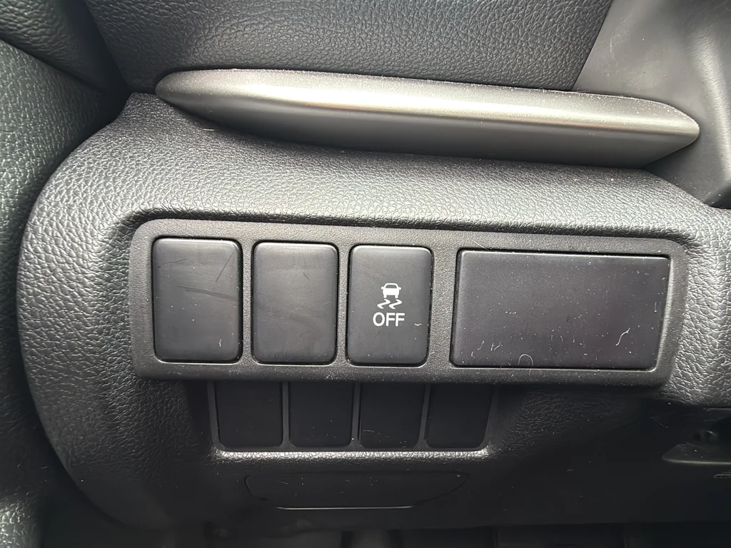 Used 2020  Mitsubishi LE image 15