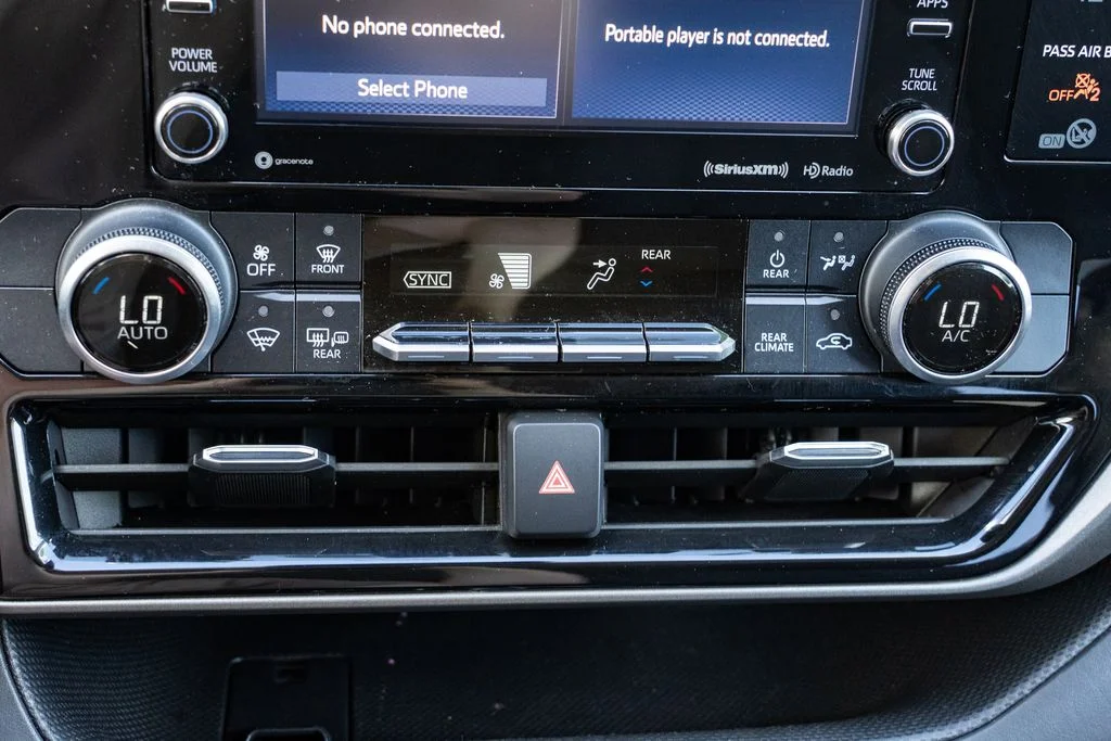 Used 2020 White Toyota LE image 19