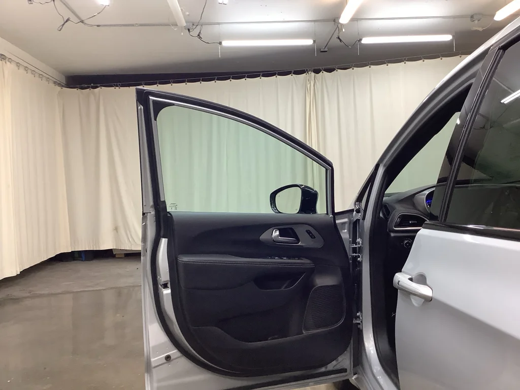 2026 Chrysler Pacifica Select - Photo 12