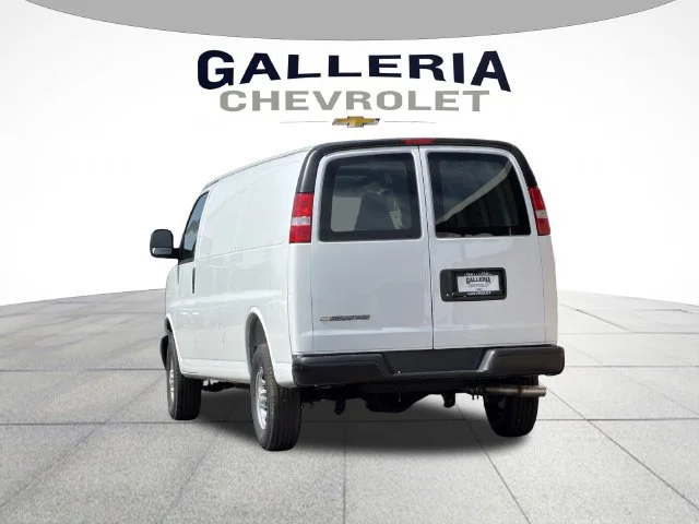 New 2026 Summit White Chevrolet WT image 5