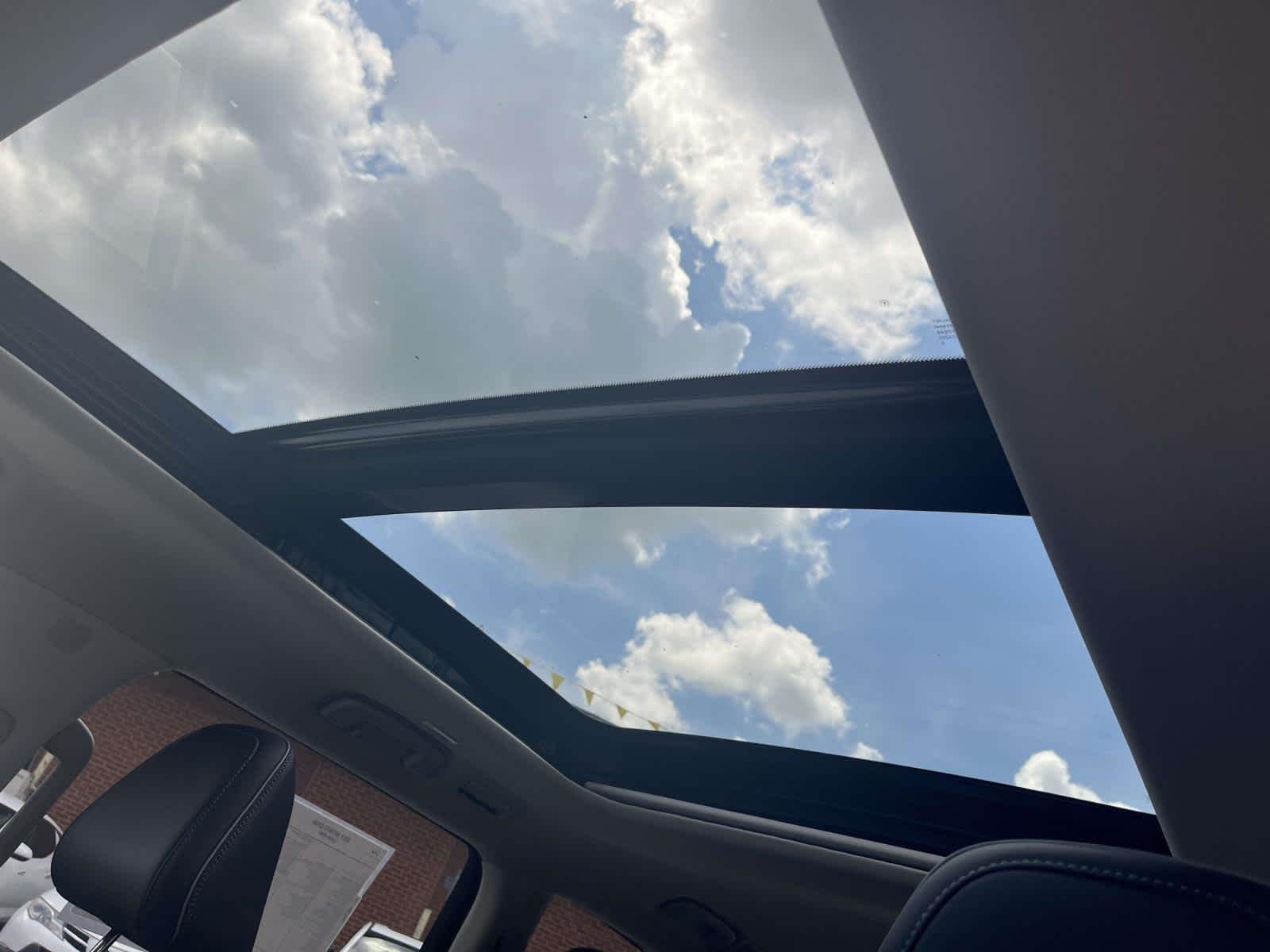 New 2027 Radiant White INFINITI LUXE image 5