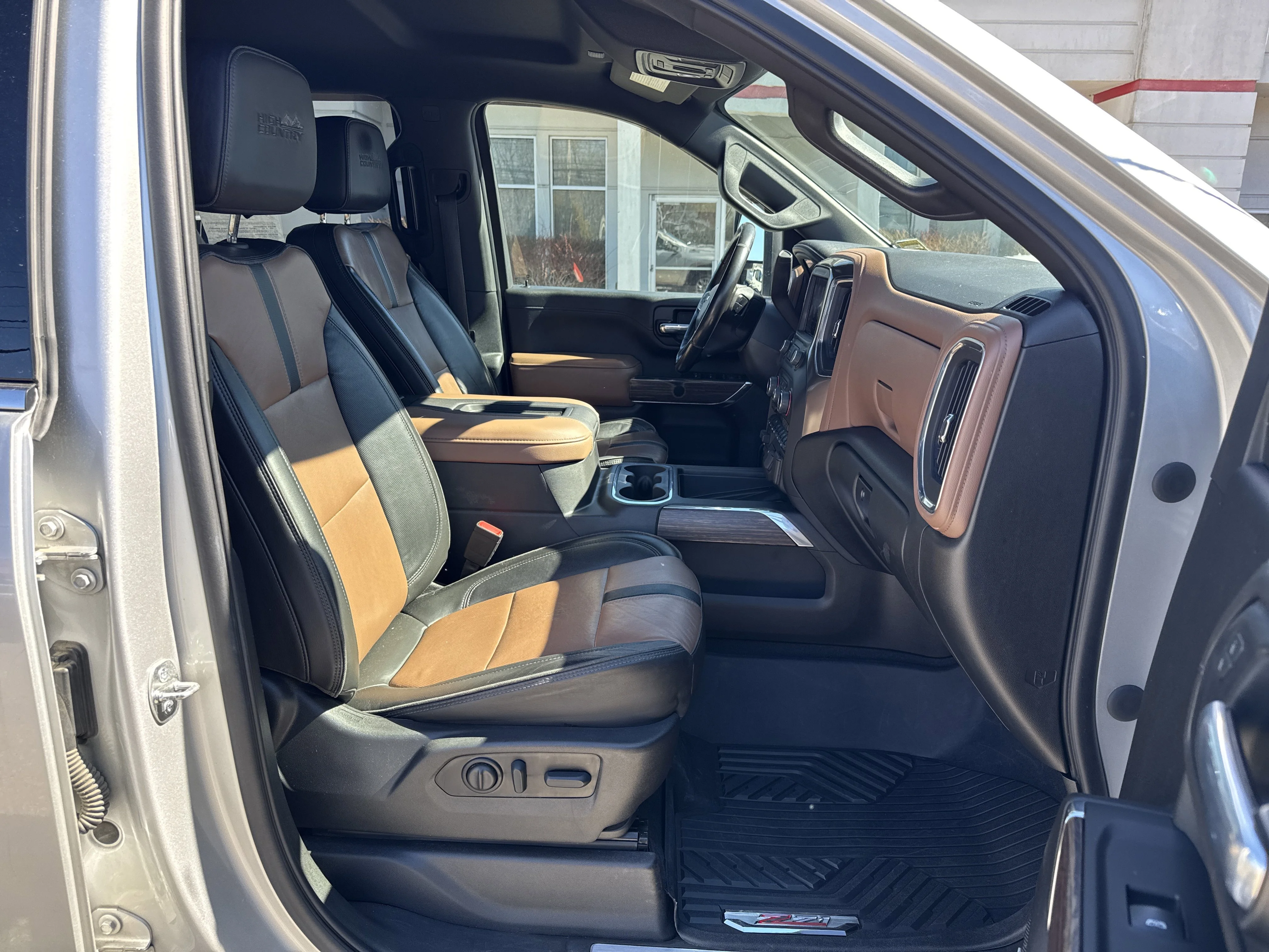 Used 2022 Silver Ice Metallic Chevrolet High Country image 10