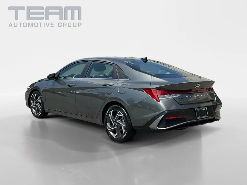 Used 2025 Gray Hyundai SEL Convenience image 5