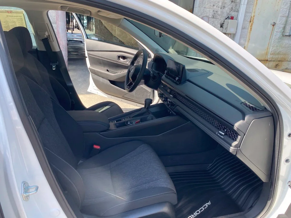 Used 2025 White Honda SE image 16