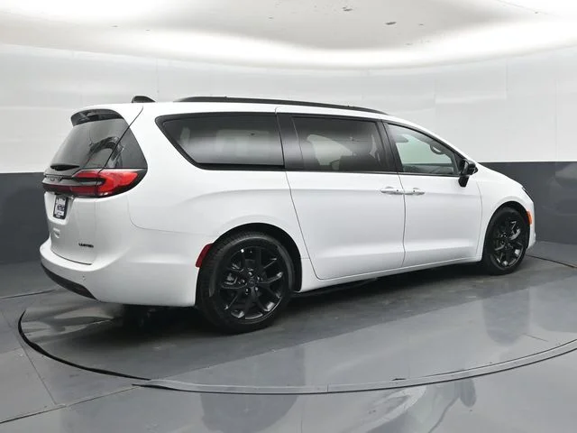New 2027 Bright White Clear-Coat Exterior Paint Chrysler Limited image 3
