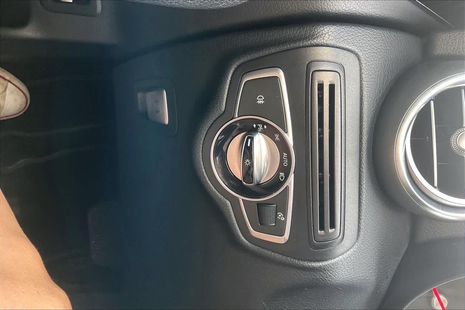 Used 2016  Mercedes-Benz GLC 300 image 29