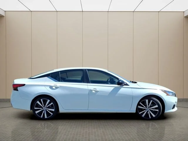 Used 2022 White Nissan 2.5 SR image 5