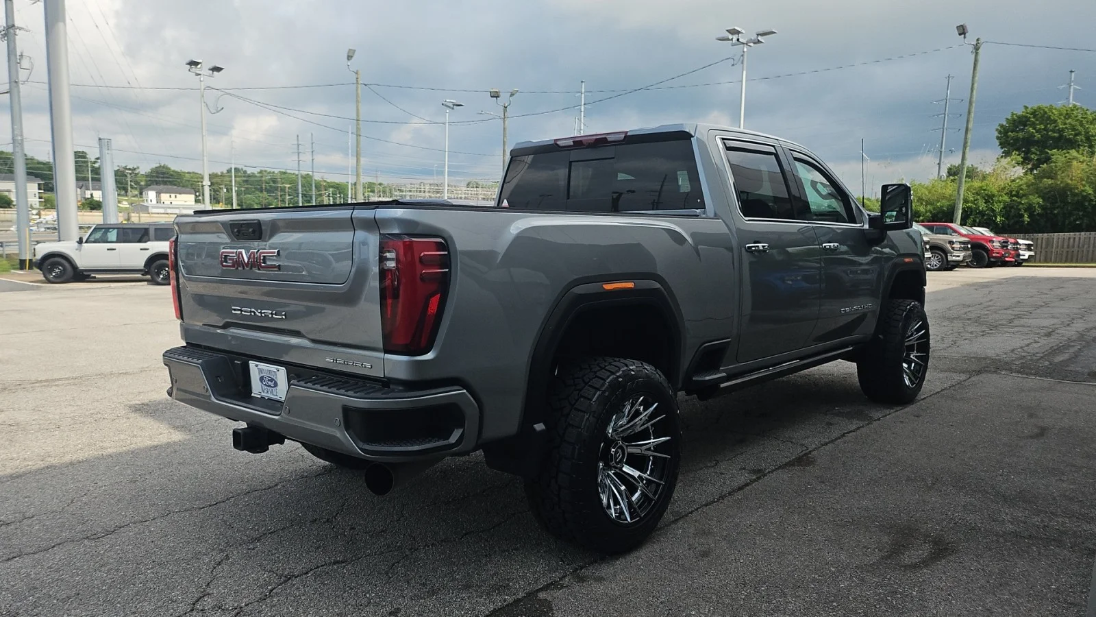 Used 2024 Silver GMC  image 5
