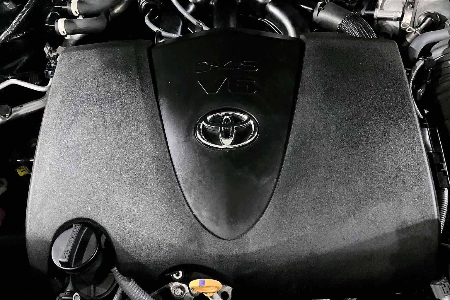 Used 2022 Midnight Black Metallic Toyota XLE image 51