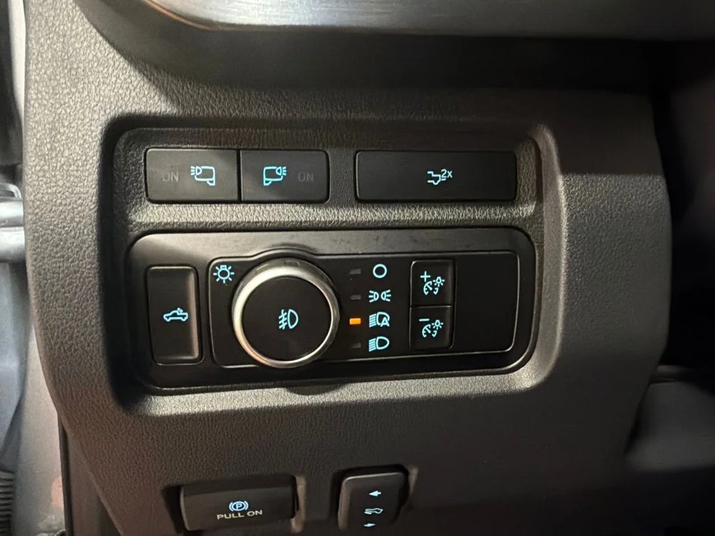 Used 2023 Iconic Silver Metallic Ford Lariat image 23