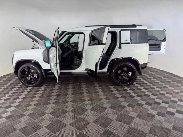 Used 2022 White Land Rover X-Dynamic HSE image 9