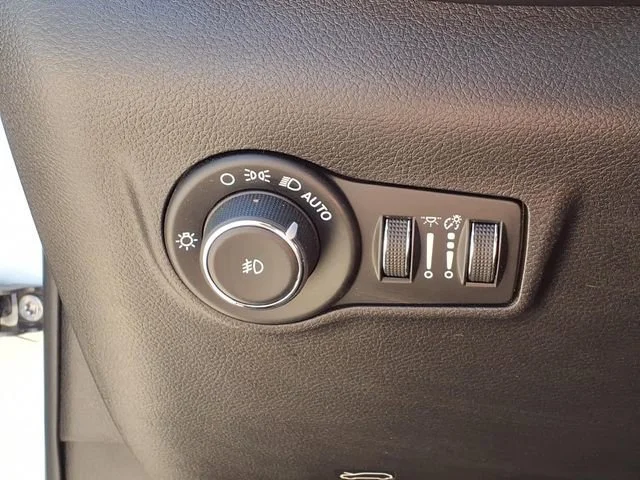 Used 2024  Jeep Latitude image 15