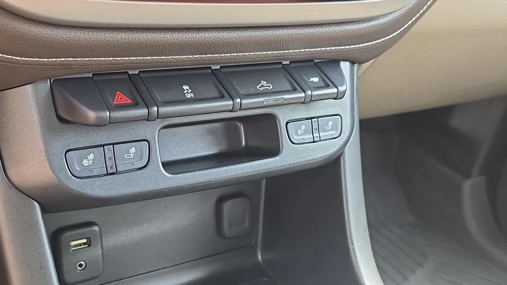 Used 2018 White GMC SLT image 27