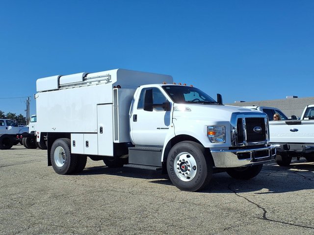 2025 Ford F-750 Chassis Cab Base
