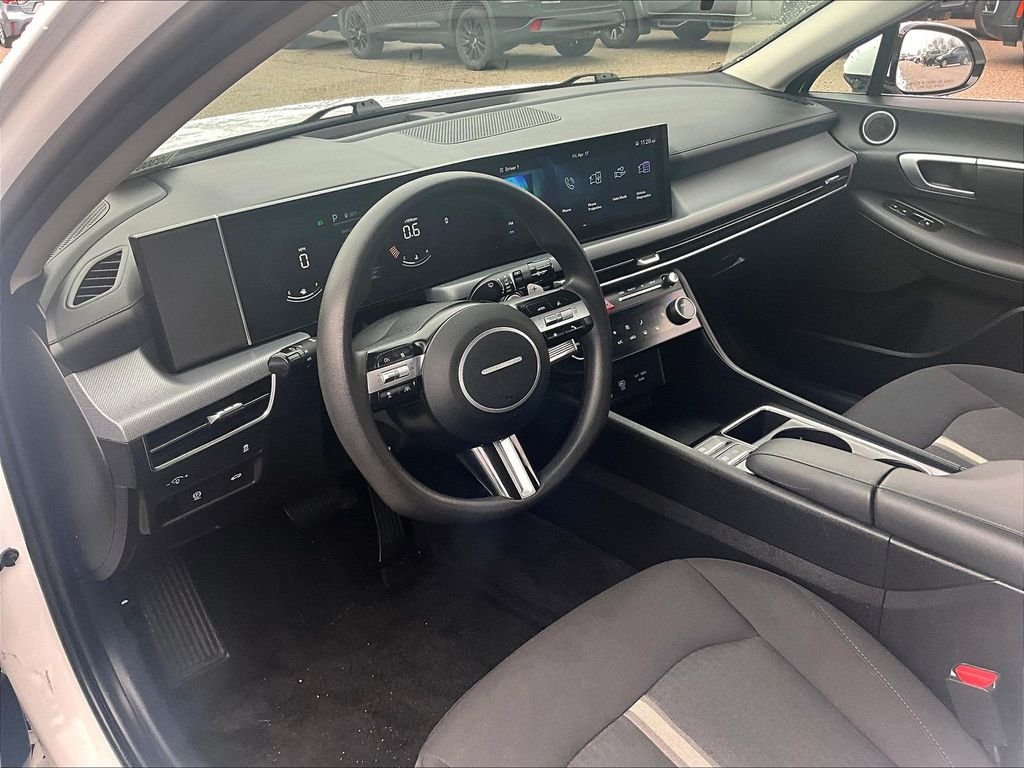 Used 2025 White Hyundai SEL image 7