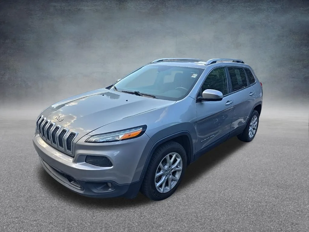 Used 2017 Silver Jeep Latitude image 4