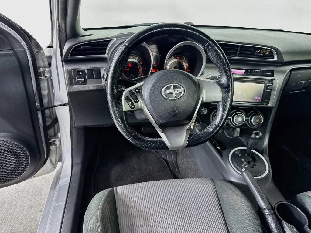 Used 2014 Classic Silver Metallic Scion Base image 25