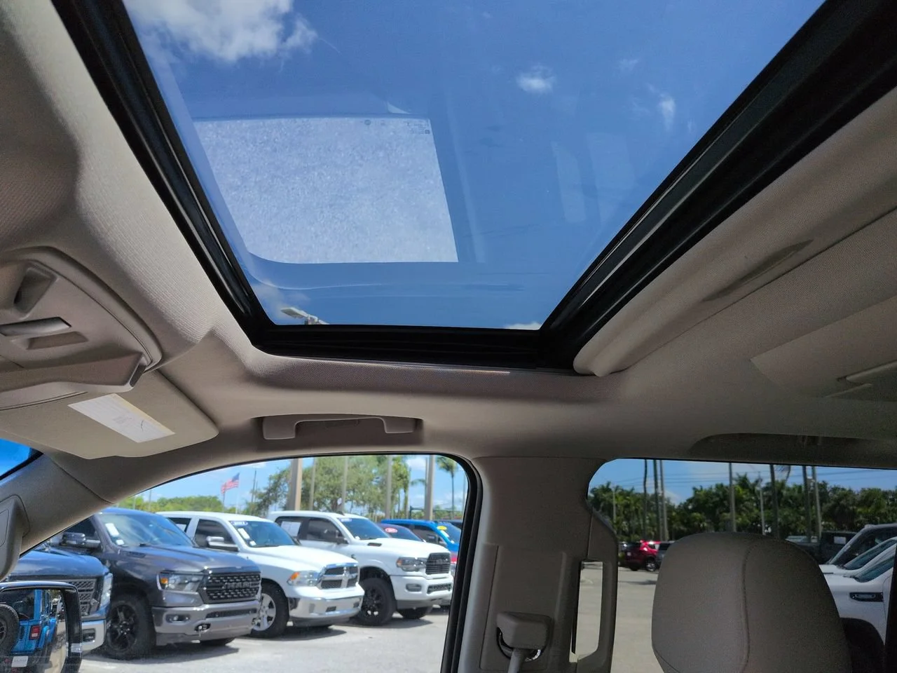 Used 2017 Crystal White Tricoat Cadillac Premium Luxury image 21