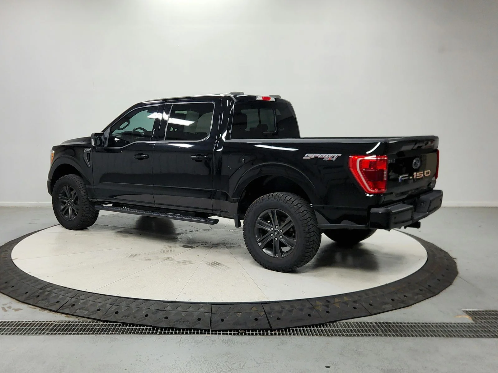 Used 2021 Black Ford XLT image 6