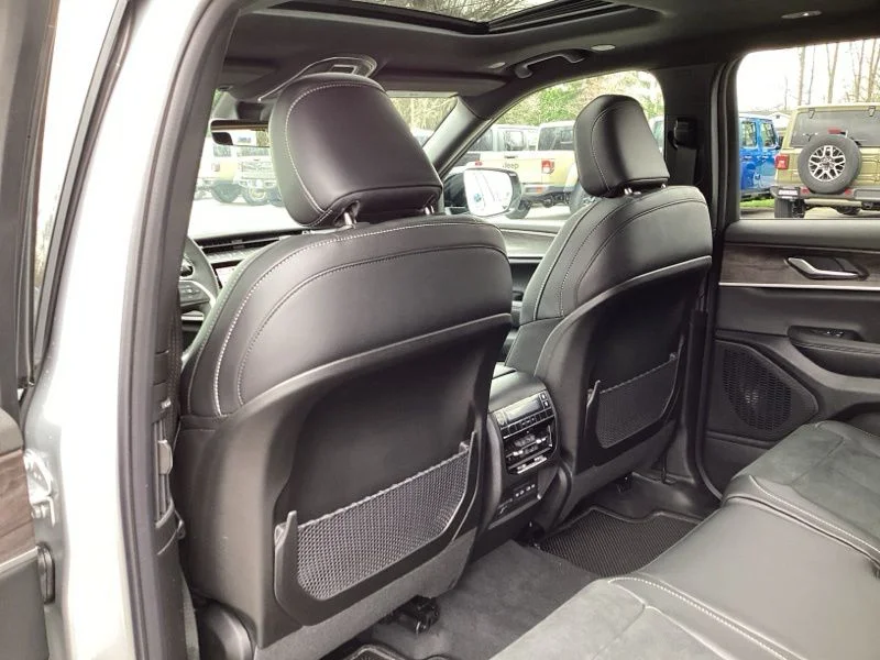 New 2026 Silver Zynith Exterior Paint Jeep Altitude image 23