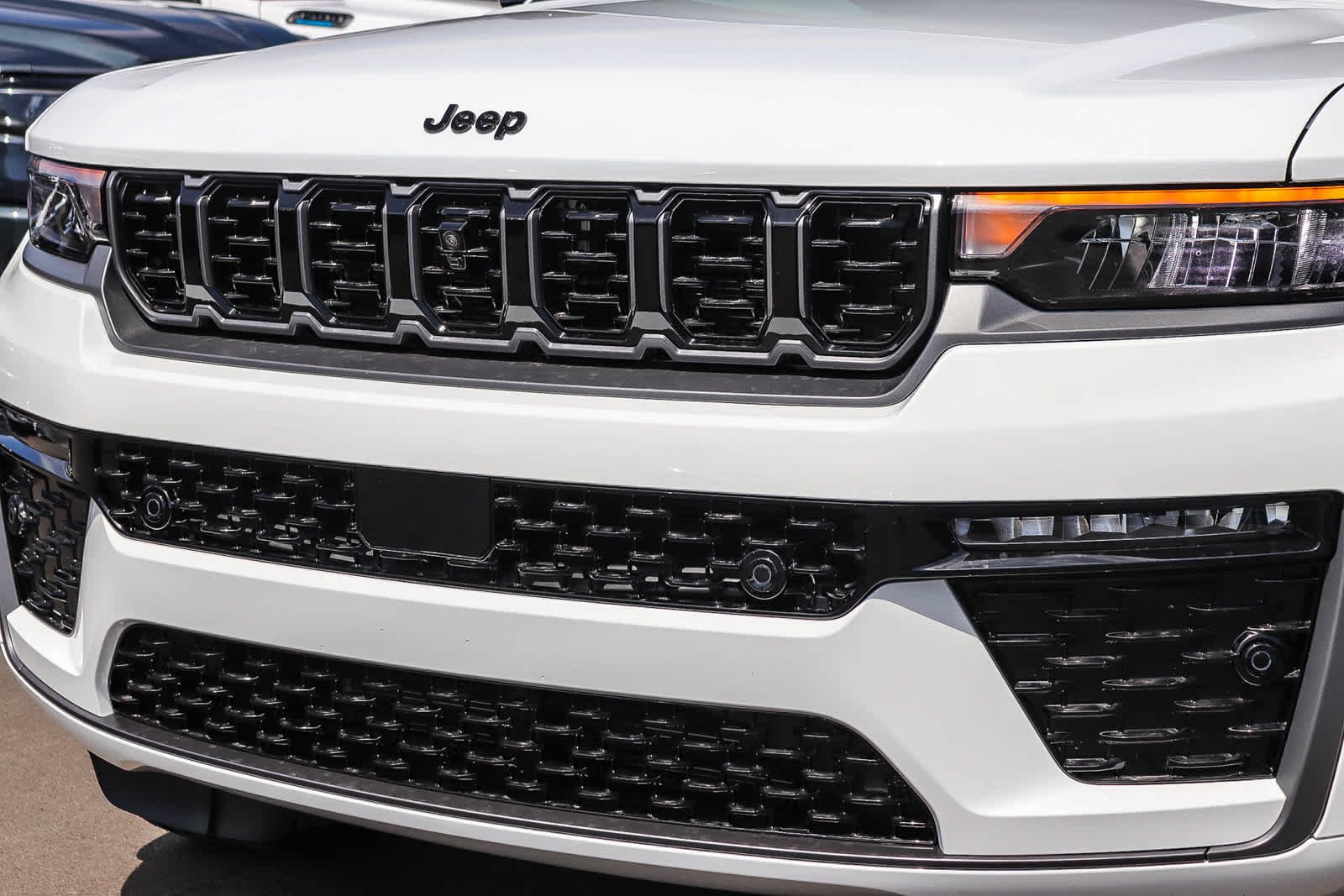 New 2027 Bright White Clear-Coat Paint Jeep Limited Reserve image 9