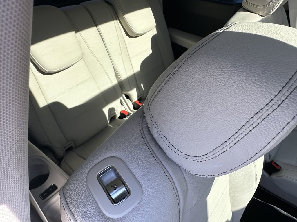 New 2026 MANUFAKTUR Moonlight White Metallic Mercedes-Benz GLS 450 image 21