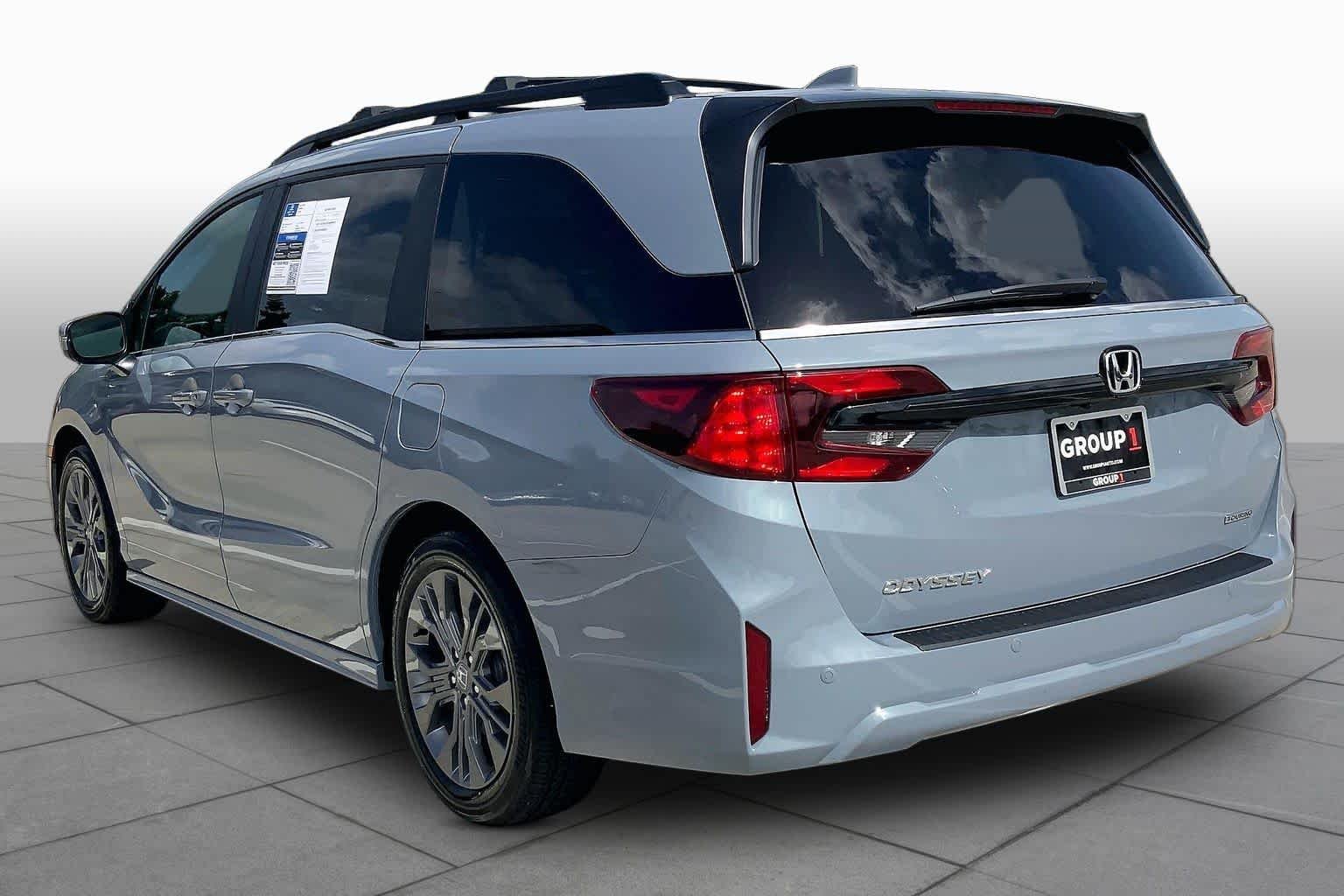 Used 2025 Sonic Gray Pearl Honda Touring image 12