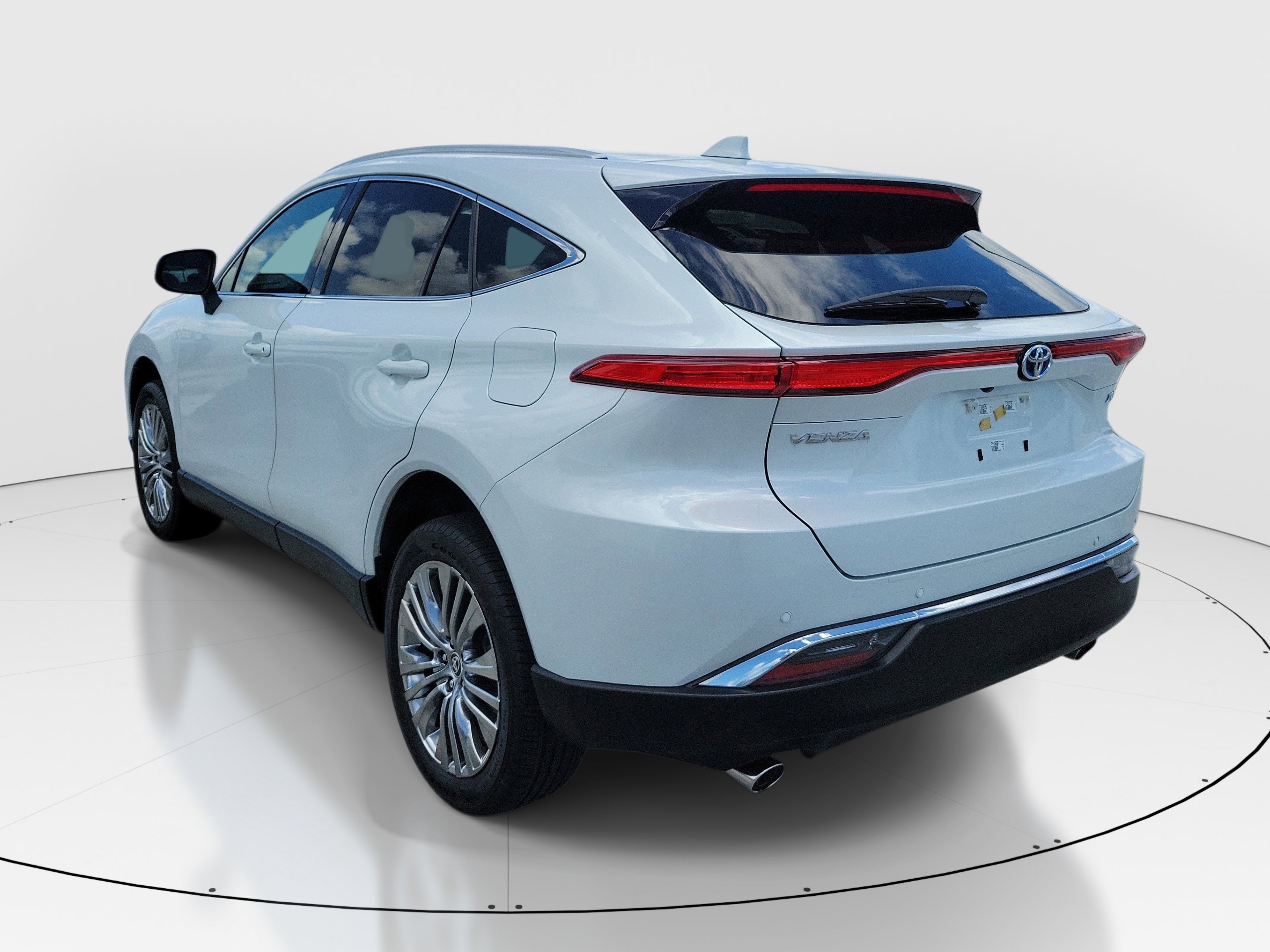 Used 2023 Pearl Toyota XLE image 4