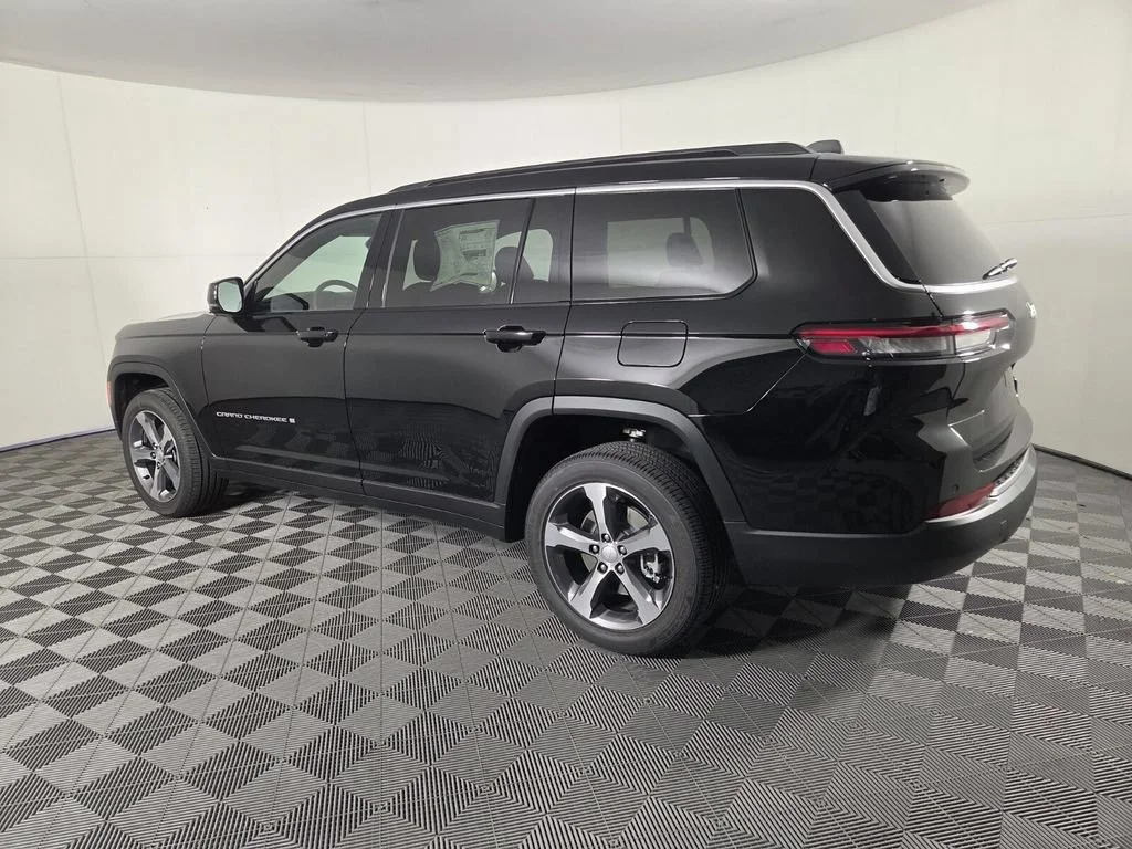 New 2026 Diamond Black Crystal Pearl-Coat Exterior Paint Jeep Limited image 7
